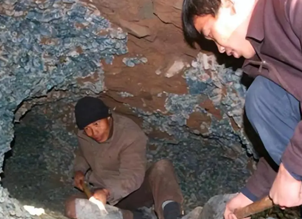 Bất ngờ phát hiện ‘ngân hàng dưới lòng đất’ chứa gần 500kg tiền cổ, ước tính trị giá gần 370 tỷ đồng - ảnh 4