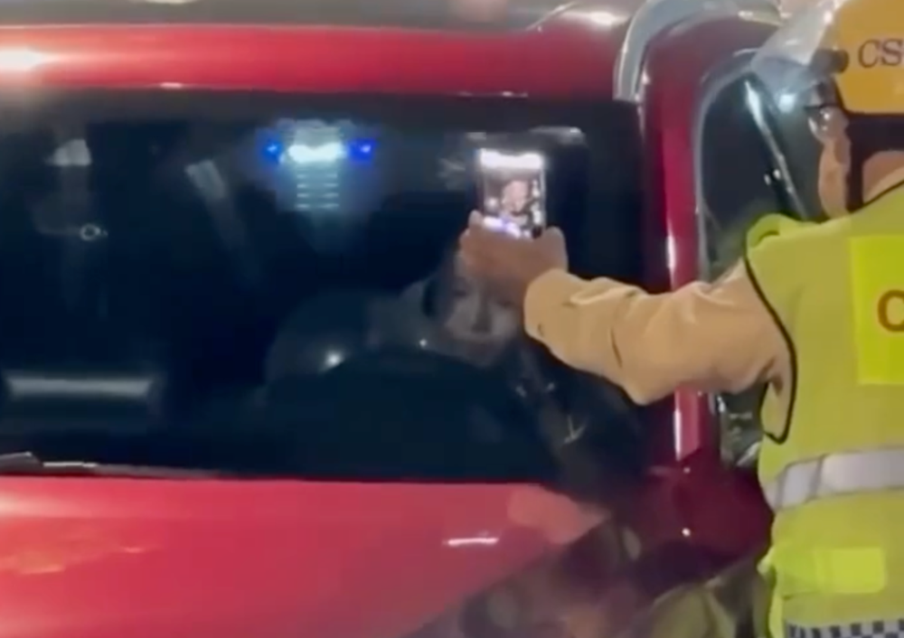 Danh tính nữ ca sĩ Đ.K.T. bị xử phạt vì hút ‘bóng cười’ trước mặt công an - ảnh 1