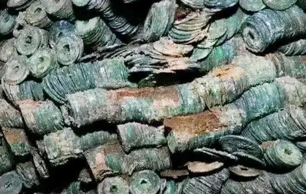 Bất ngờ phát hiện ‘ngân hàng dưới lòng đất’ chứa gần 500kg tiền cổ, ước tính trị giá gần 370 tỷ đồng - ảnh 1