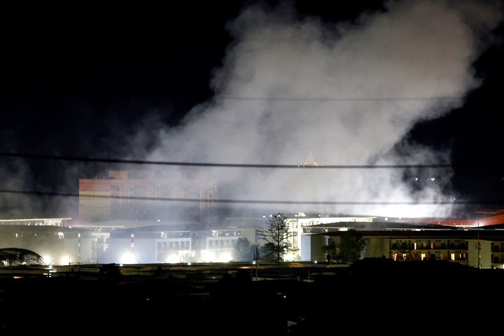 Myanmar cho nổ hàng loạt khu phức hợp lừa đảo sát biên giới, gần 2.000 người tháo chạy - ảnh 1