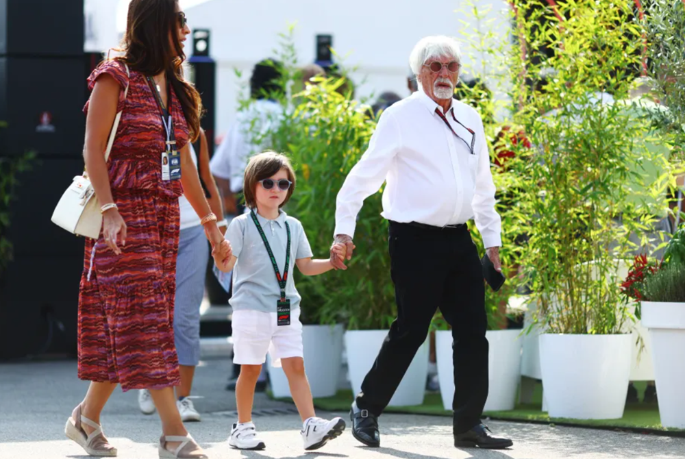 Tỷ phú F1 bán bộ sưu tập siêu xe 17.000 tỷ đồng, chọn đón tuổi già bên vợ kém 46 tuổi và con trai 5 tuổi - ảnh 1