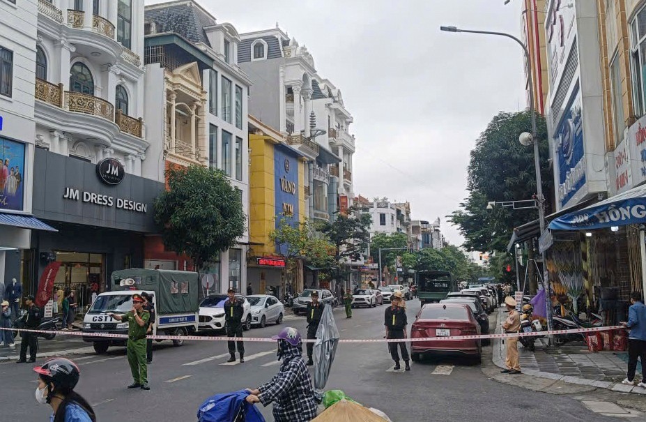 Phong tỏa, khám xét loạt tiệm vàng nổi tiếng ở Thanh Hóa - ảnh 1