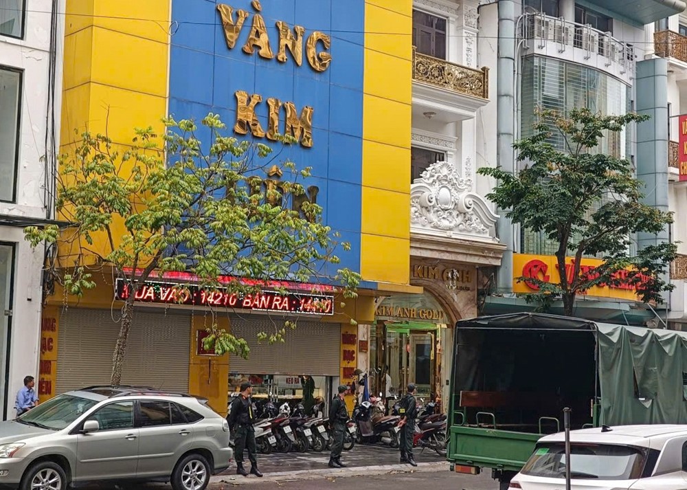 Phong tỏa, khám xét loạt tiệm vàng nổi tiếng ở Thanh Hóa - ảnh 3
