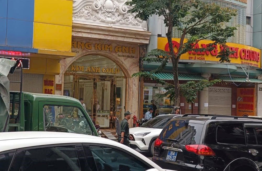 Phong tỏa, khám xét loạt tiệm vàng nổi tiếng ở Thanh Hóa - ảnh 2
