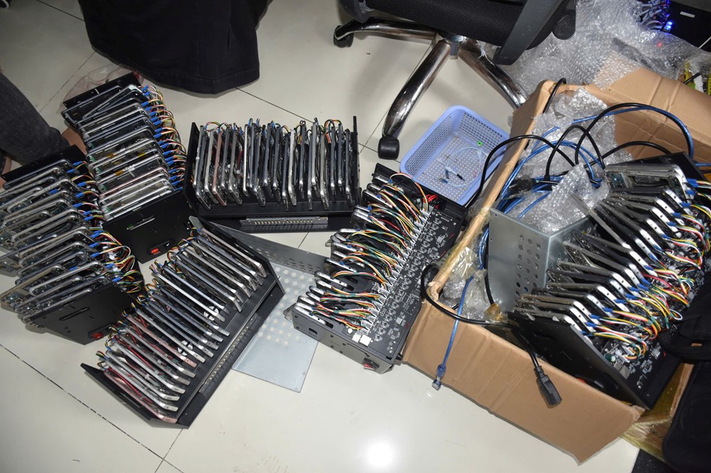 Triệt phá đường dây cho thuê tài khoản ảo doanh thu 2 tỷ/tháng, phát hiện hơn 100 CPU và 2.000 điện thoại di động - ảnh 3
