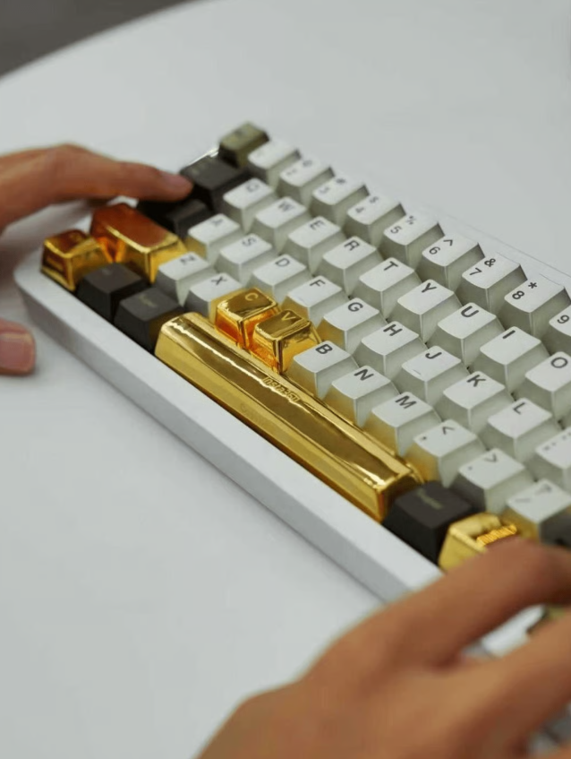 Công ty Trung Quốc tặng phím bằng vàng thật cho nhân viên, giá trị lên tới 1 tỷ đồng  - ảnh 1