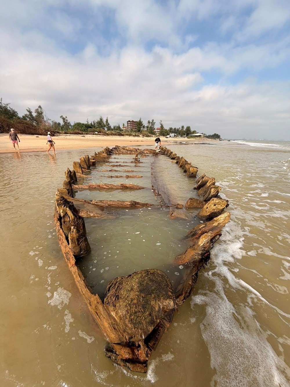 Phát lộ ‘báu vật’ quý hiếm sau bão số 13, nghi có niên đại từ cuối thế kỷ XIV: Cơ quan chức năng đề xuất khai quật khẩn cấp - ảnh 2