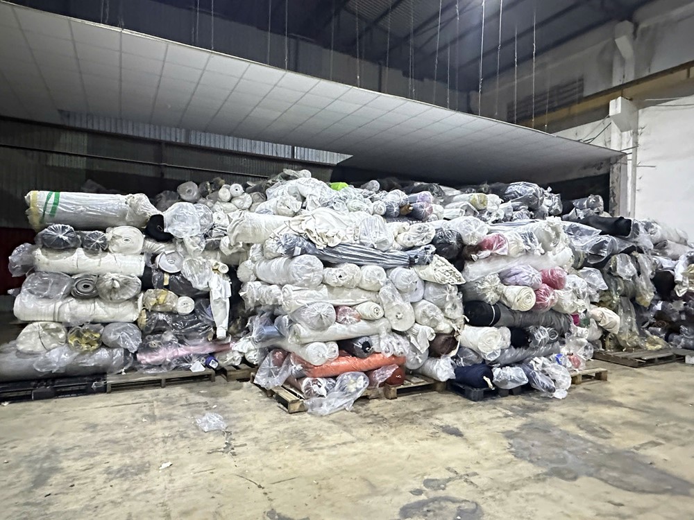 Phát hiện kho hàng hơn 5.400 cuộn vải không nguồn gốc, nhãn mác - ảnh 2
