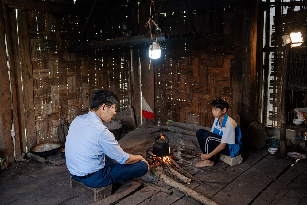 Món quà đặc biệt từ Tổng Giám đốc Samsung Việt Nam dành cho cậu bé mồ côi ở Thái Nguyên - ảnh 2