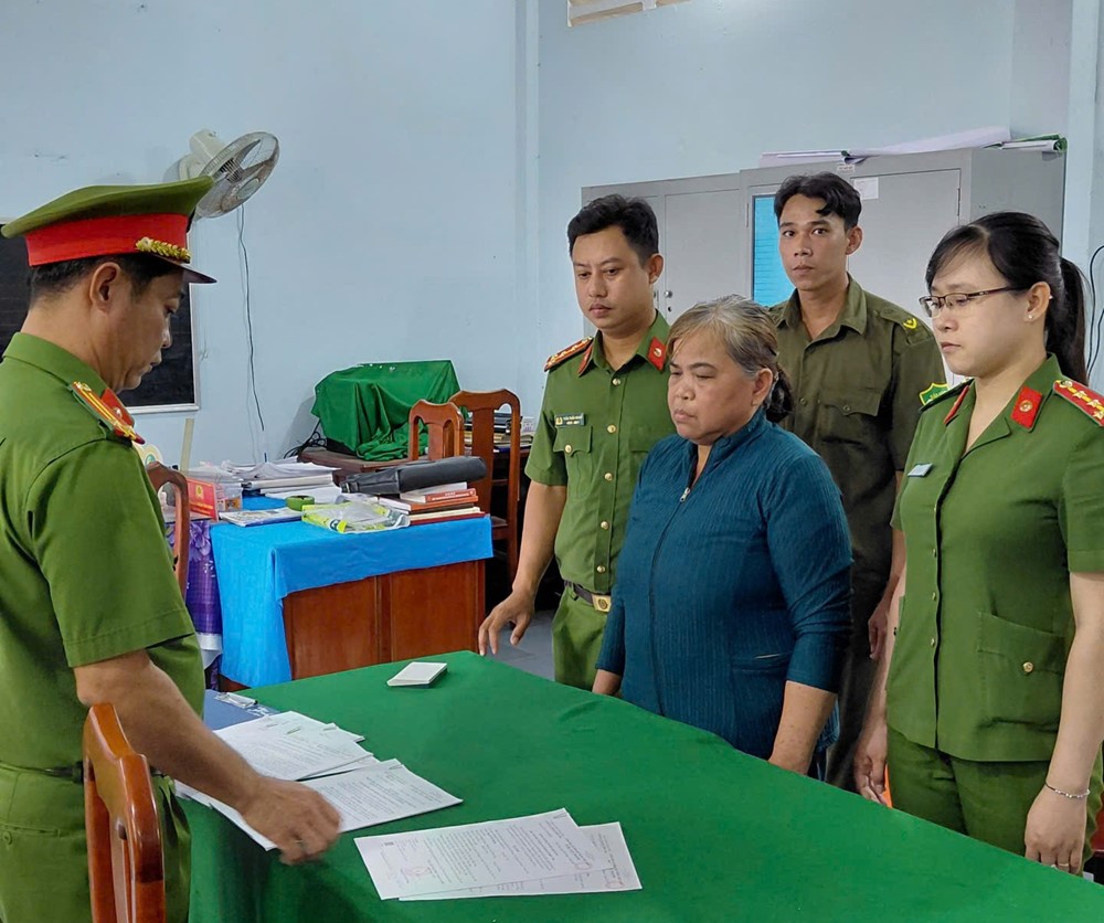 Bắt bà Nguyễn Thị Nghiệp, tịch thu 1 bộ bài tây và 1.300.000 đồng - ảnh 1