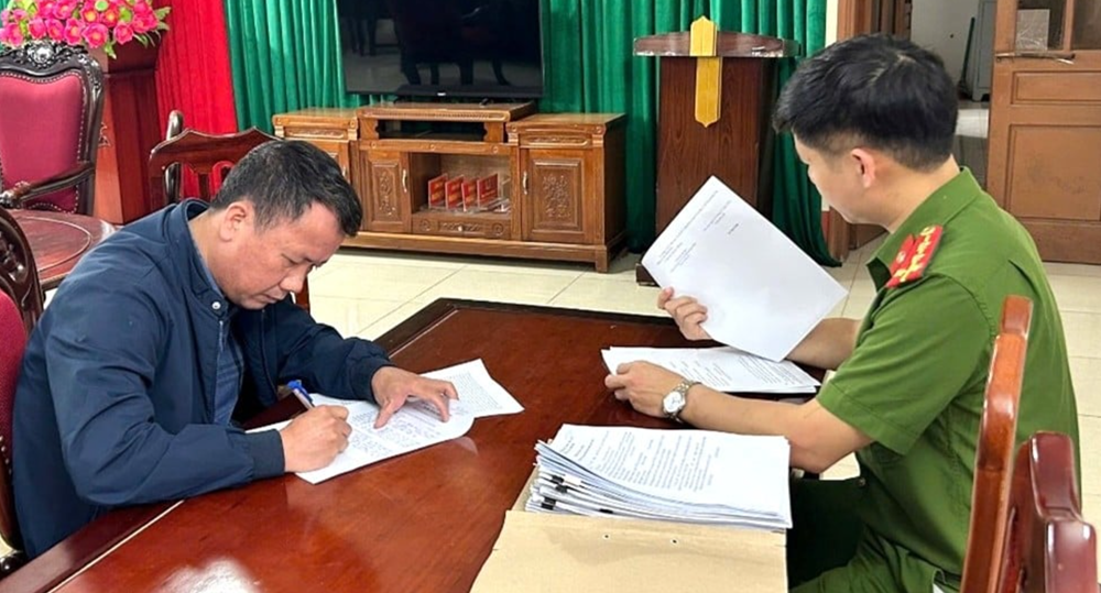 Bắt một cán bộ công chức sinh năm 1979 - ảnh 1