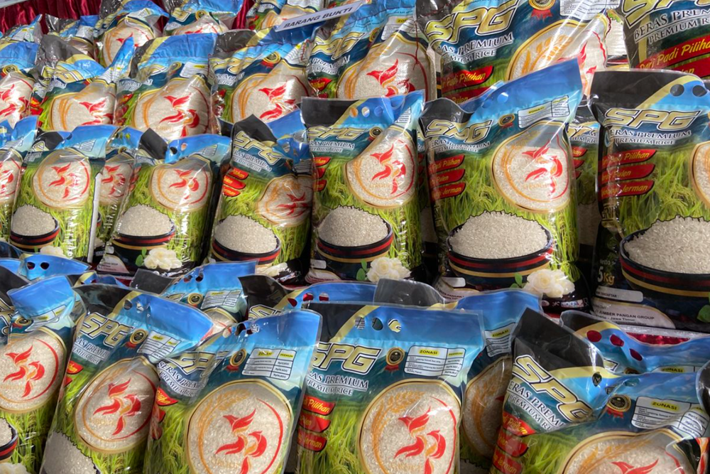 Đột kích xưởng sản xuất, tịch thu 12,5 tấn gạo và 1 xe vận chuyển, bắt khẩn cấp chủ doanh nghiệp M.L.H - ảnh 1