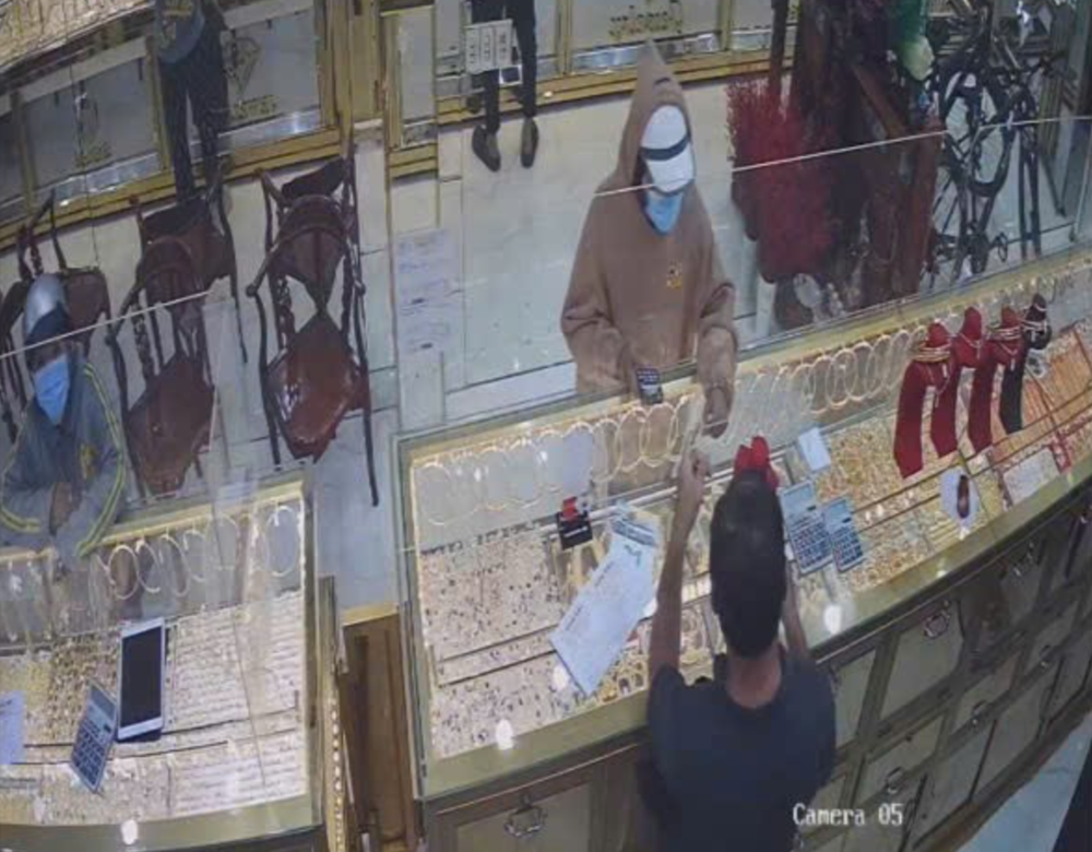 Truy tìm kẻ cướp tiệm vàng, chiếm đoạt dây chuyền hơn 120 triệu đồng - ảnh 1