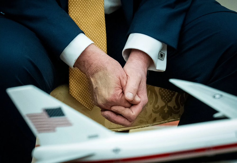 Ông Trump lộ khoảnh khắc mệt mỏi trong Phòng Bầu dục: Dấu hiệu tuổi tác bắt đầu ảnh hưởng? - ảnh 2