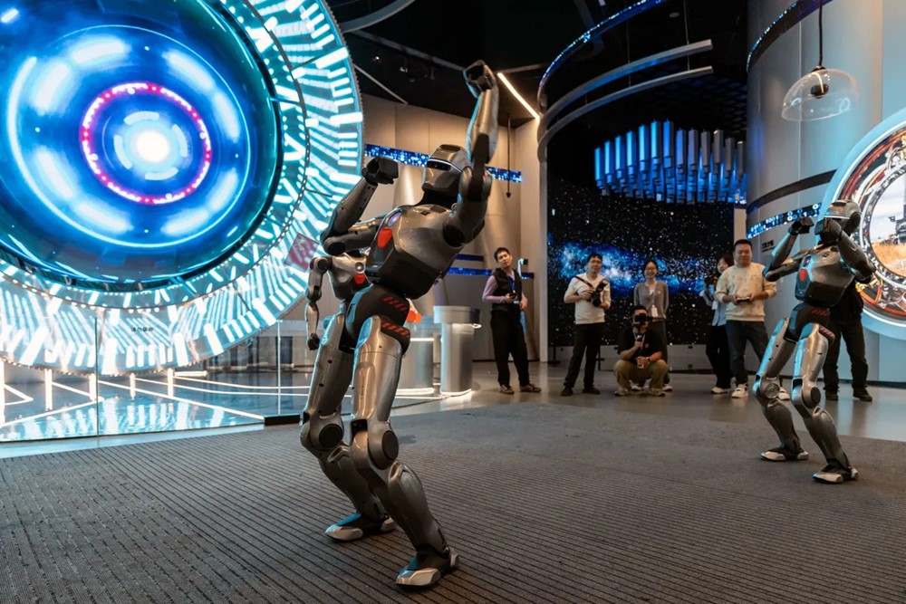 Trung Quốc cảnh báo bong bóng robot hình người: Đua nhau rót vốn, hàng trăm mẫu giống hệt nhau ra đời - ảnh 1