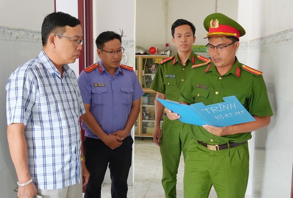 Khám xét khẩn cấp, tạm giữ hình sự Nguyễn Phúc Bình, tịch thu 33 con dấu, hơn 100 bộ hồ sơ và loạt tài liệu quan trọng - ảnh 1