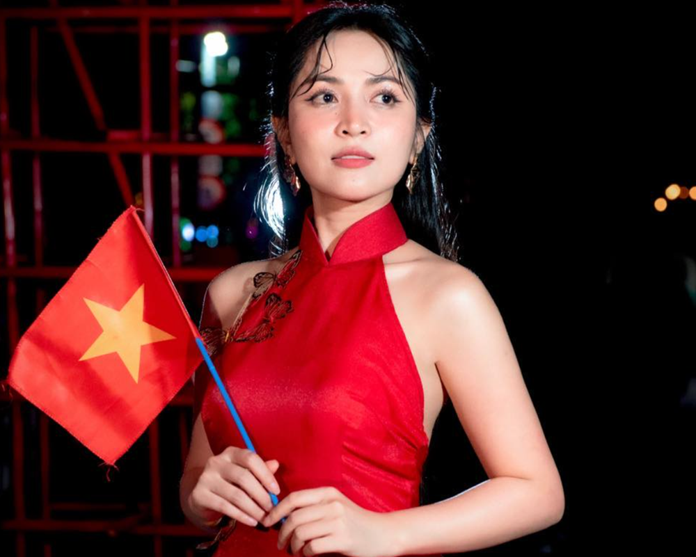 Giọng ca trẻ tốt nghiệp trường danh tiếng nhưng chỉ đi hát bè: Nay đổi đời nhờ 10 tỷ view, được Bộ Tư lệnh khen thưởng - ảnh 2