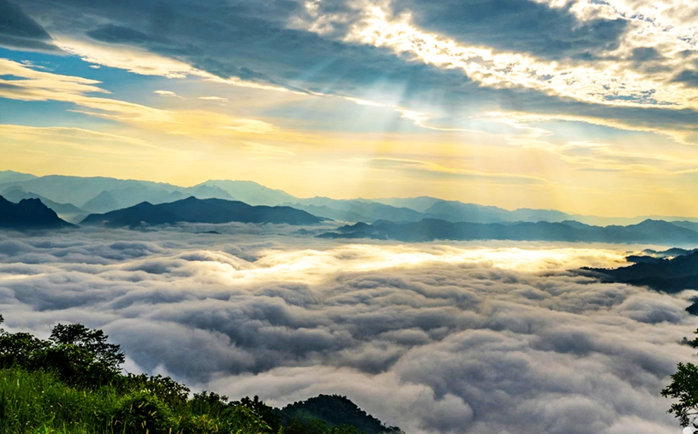 Điểm ‘săn mây’ mới nổi cách Hà Nội hơn 230km, sát vách hồ nước ngọt ‘đẹp nhất thế giới’ của Việt Nam - ảnh 1