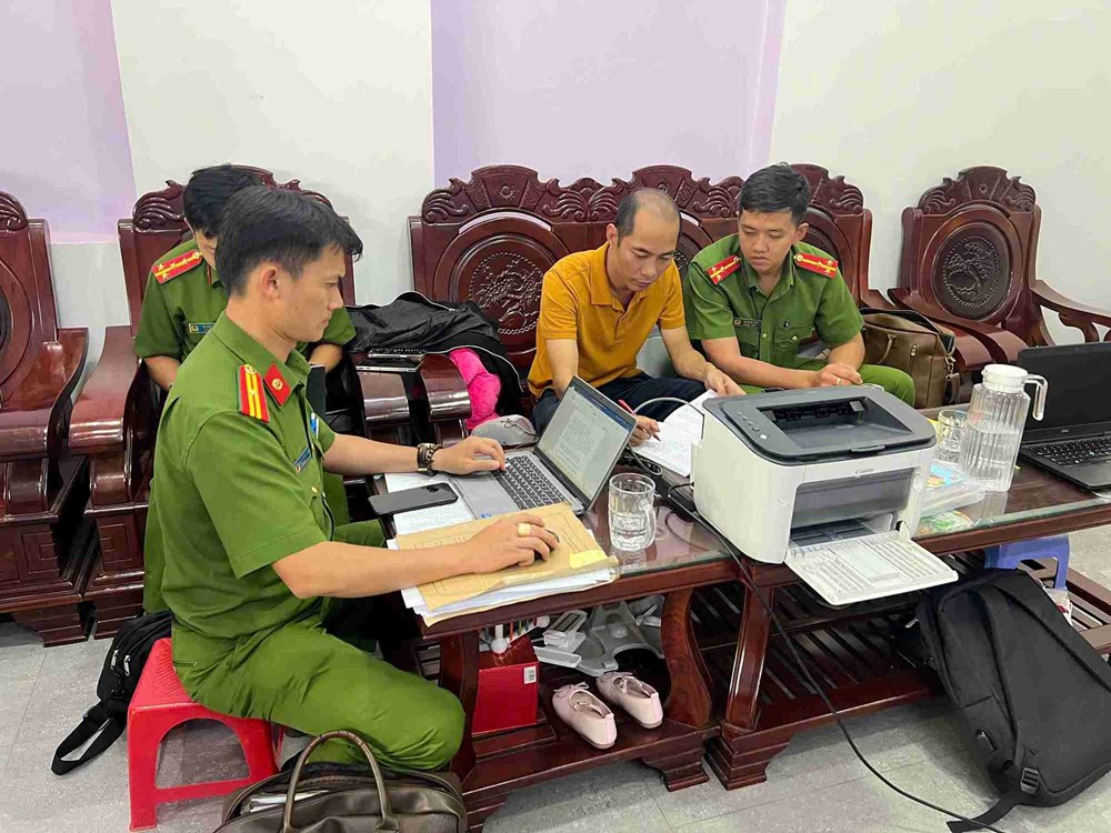 Bắt 2 cán bộ Sở Y tế nhận hối lộ - ảnh 1