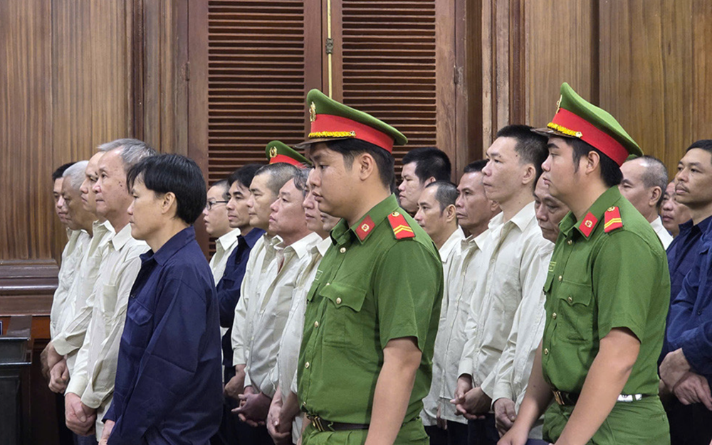 7 cựu cán bộ hải quan hầu tòa vì nhận hối lộ - ảnh 1