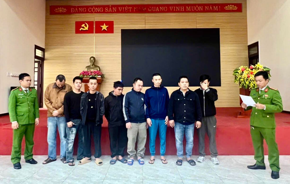 Bắt khẩn cấp 8 người trong đường dây cá độ bóng đá 350 tỷ đồng - ảnh 1