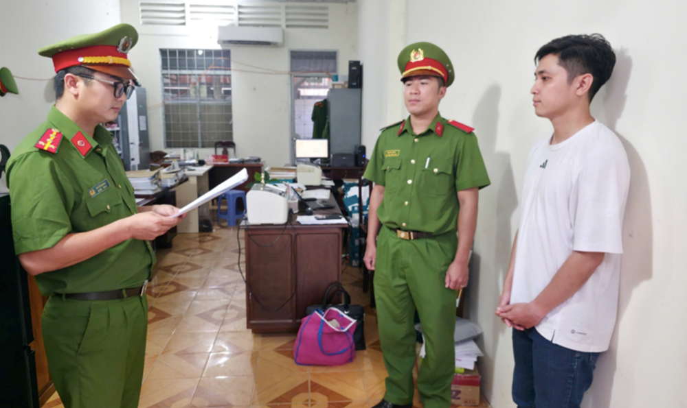 Khởi tố, bắt một nhân viên ngân hàng sinh năm 1996 - ảnh 2