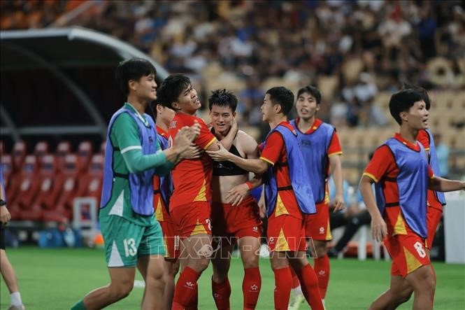 Món quà đặc biệt Vietnam Airlines dành tặng các VĐV Việt Nam giành Huy chương Vàng tại SEA Games 33 - ảnh 1