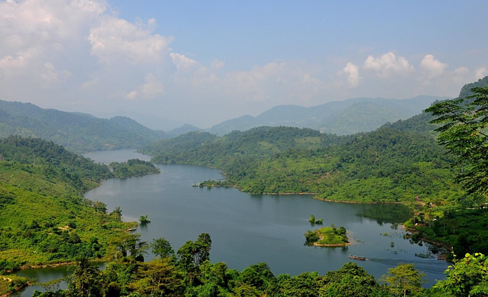 Rừng già chuyển lá, nhuộm sắc bên hồ nước ngọt ‘đẹp nhất thế giới’ của Việt Nam - ảnh 1