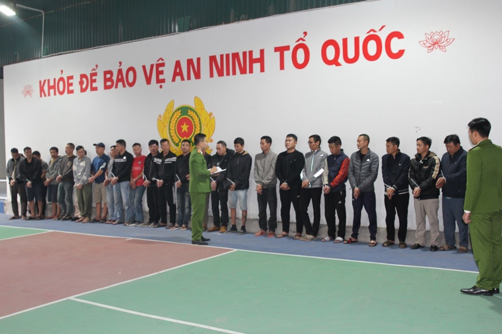 Đột kích một sới gà, bắt nóng 28 người, tịch thu 3 con gà chọi, 2 ô tô và gần 60 triệu đồng tiền mặt - ảnh 2