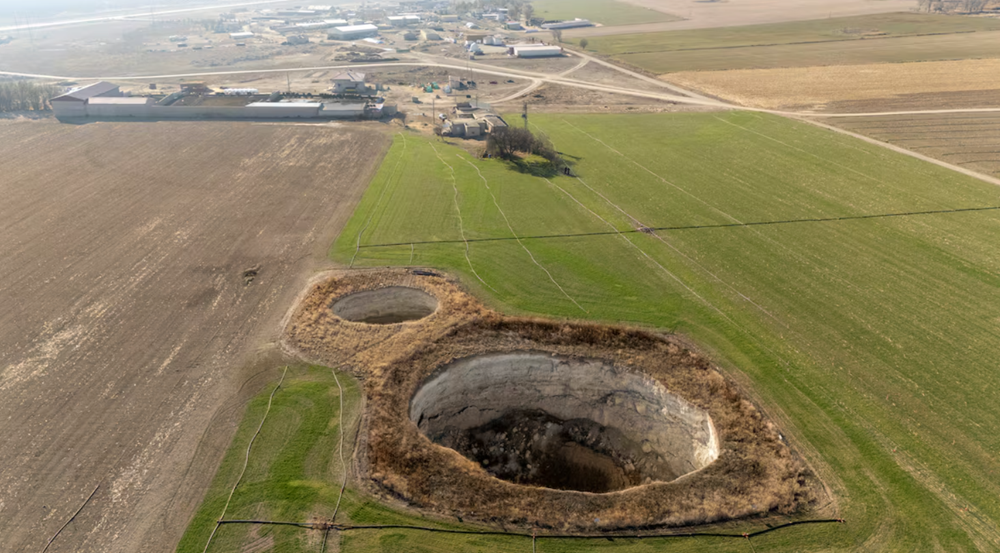 Hàng trăm ‘hố tử thần’ bất ngờ xuất hiện giữa cánh đồng khiến nông dân hoảng loạn, chuyện gì đây?   - ảnh 2