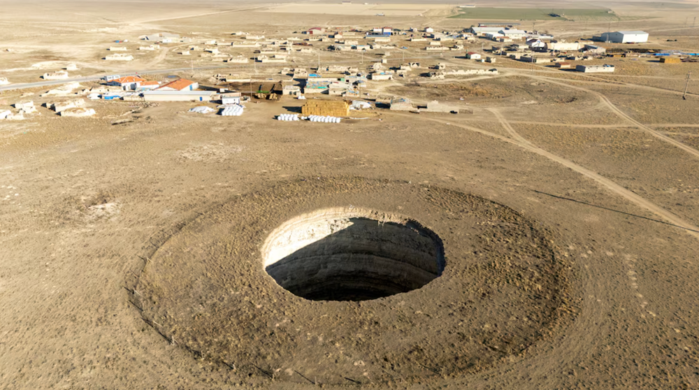 Hàng trăm ‘hố tử thần’ bất ngờ xuất hiện giữa cánh đồng khiến nông dân hoảng loạn, chuyện gì đây?   - ảnh 1
