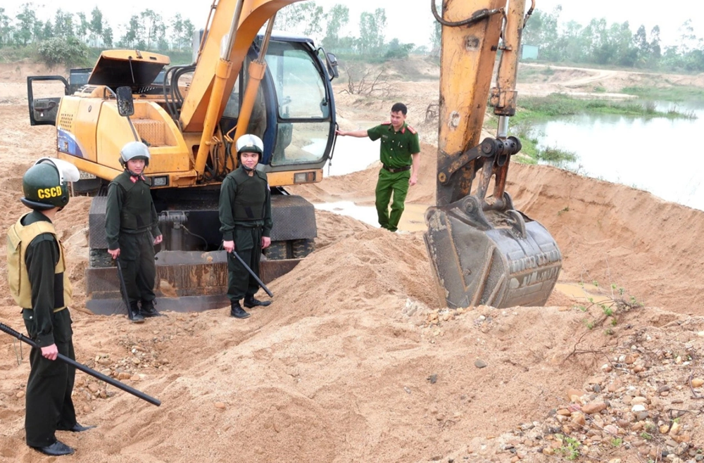 Đột kích 2 điểm khai thác cát, tịch thu 11 xe ben, 3 ô tô, 29 điện thoại, 8 bộ đàm cùng nhiều tang vật quan trọng - ảnh 2