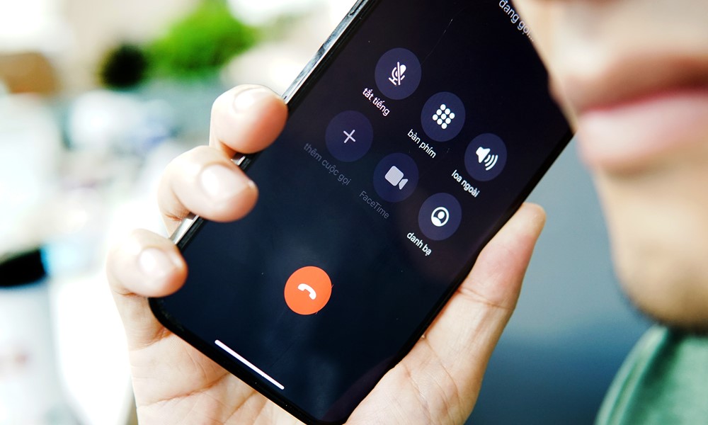 Nghe lời ‘cán bộ điều tra’, ông N. đi chuyển tiền để ‘thoát tội’ thì công an kịp thời ngăn chặn - ảnh 2