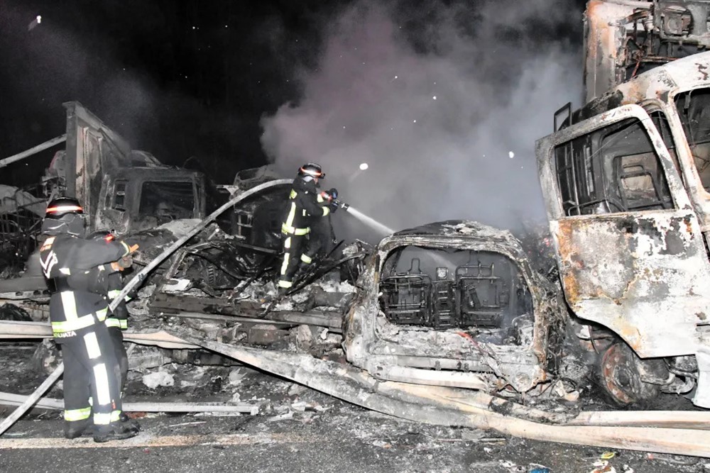 Kinh hoàng hơn 50 xe đâm liên hoàn trên cao tốc: Hàng chục người bị thương, nhiều phương tiện bốc cháy đen kịt khiến giao thông tê liệt hàng tiếng đồng hồ  - ảnh 2