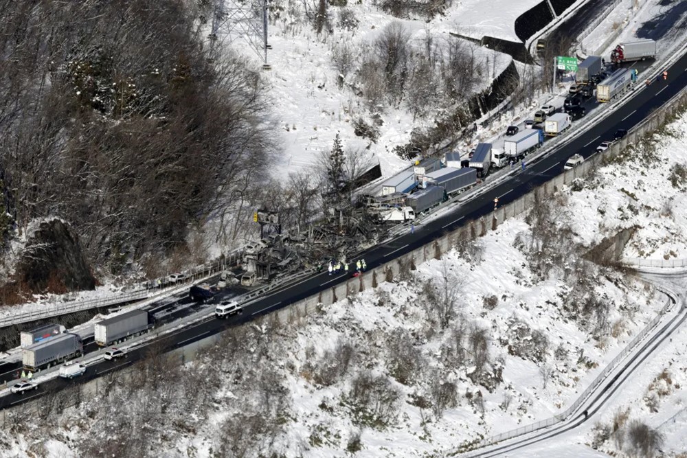 Kinh hoàng hơn 50 xe đâm liên hoàn trên cao tốc: Hàng chục người bị thương, nhiều phương tiện bốc cháy đen kịt khiến giao thông tê liệt hàng tiếng đồng hồ  - ảnh 1