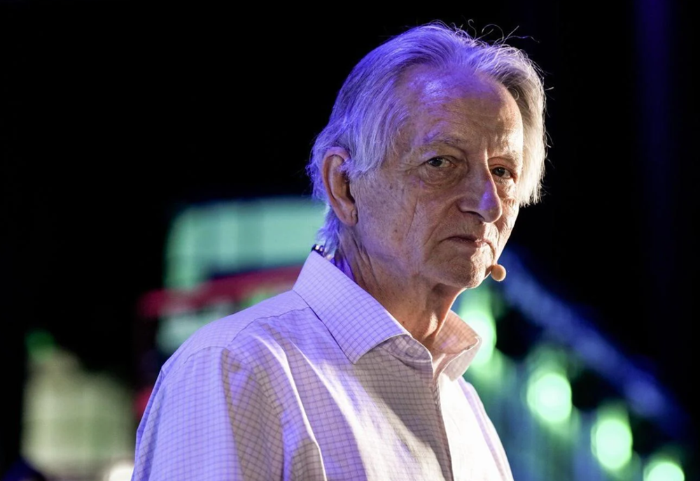 ‘Bố già AI’ Geoffrey Hinton cảnh báo AI đang tiến hóa nhanh chóng, sẽ gây ra thất nghiệp trên diện rộng - ảnh 1