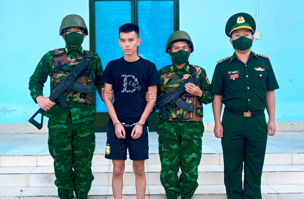 Bắt nóng Lê Phú Nghĩa SN 2002 khi đang nhập cảnh vào Việt Nam - ảnh 1