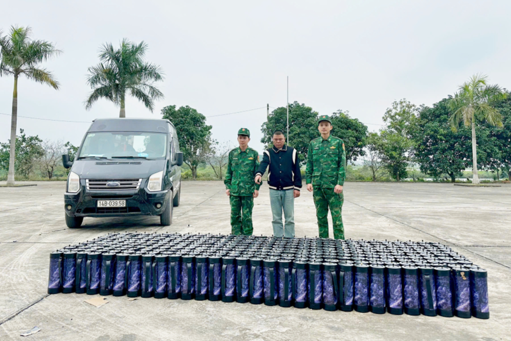 Kiểm tra xe ô tô do Hoàng Văn Bình SN 1991 điều khiển, thu giữ 75 bao tải chứa 300 bình kim loại - ảnh 1