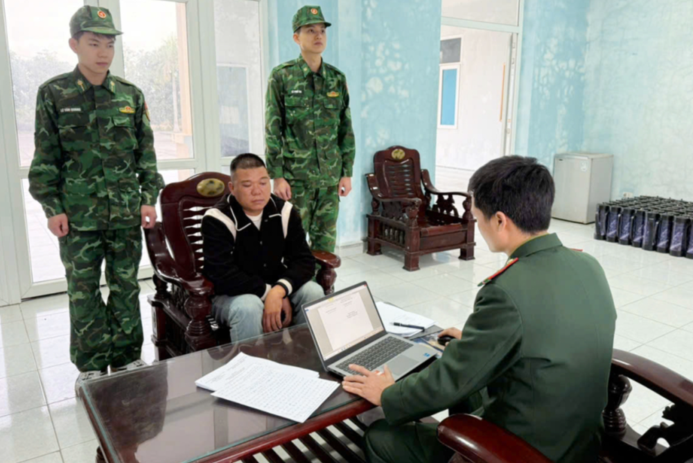 Kiểm tra xe ô tô do Hoàng Văn Bình SN 1991 điều khiển, thu giữ 75 bao tải chứa 300 bình kim loại - ảnh 2