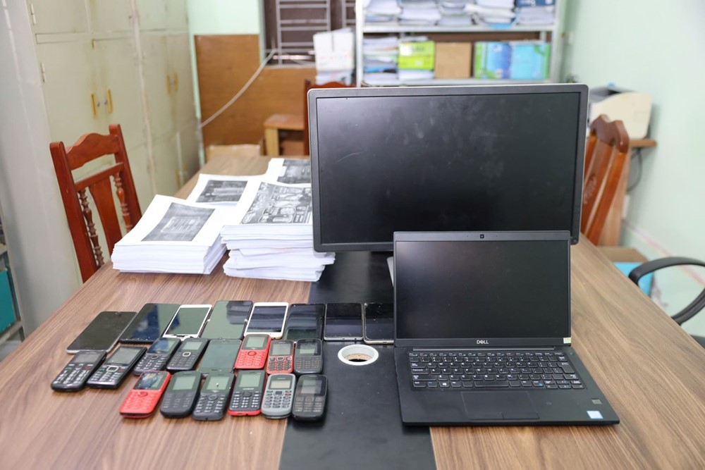 Khám xét khẩn cấp, thu giữ 42 điện thoại, 5 ô tô, 18 thẻ ATM, phong tỏa 125 tài khoản ngân hàng liên quan đường dây đánh bạc 9.300 tỷ đồng - ảnh 3