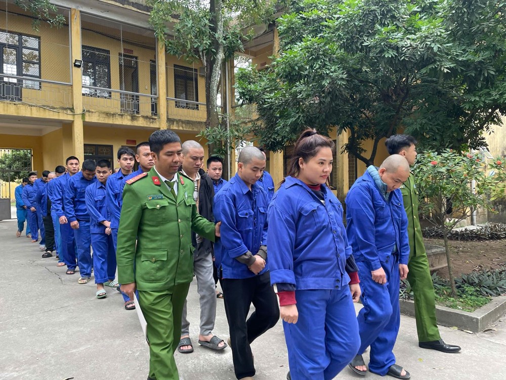 Khám xét khẩn cấp, thu giữ 42 điện thoại, 5 ô tô, 18 thẻ ATM, phong tỏa 125 tài khoản ngân hàng liên quan đường dây đánh bạc 9.300 tỷ đồng - ảnh 1