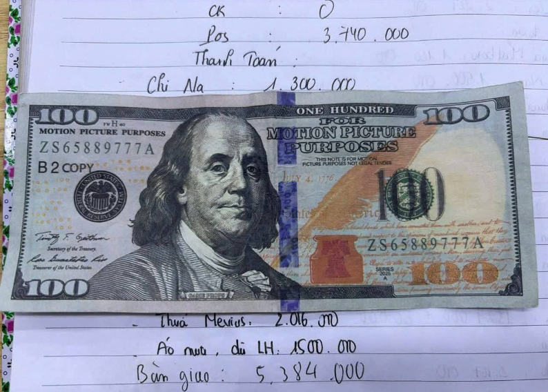 Khám xét khẩn cấp, bắt Lê Xuân Cương SN 2001, tịch thu 63 tờ mệnh giá 100 USD, 1 gói tinh thể và cân tiểu ly - ảnh 1