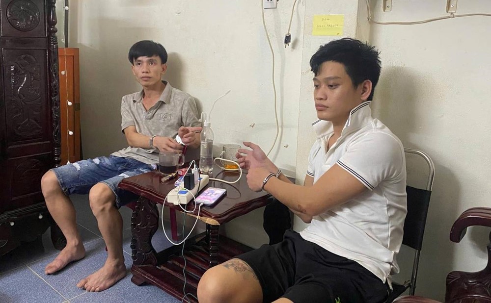 Khám xét khẩn cấp, bắt Lê Xuân Cương SN 2001, tịch thu 63 tờ mệnh giá 100 USD, 1 gói tinh thể và cân tiểu ly - ảnh 2