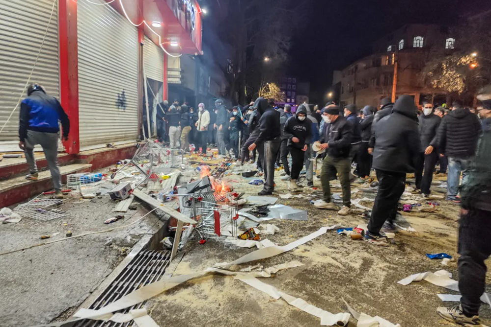 Bên trong làn sóng biểu tình tại Iran: Đồng tiền rơi tự do châm ngòi bất ổn diện rộng - ảnh 1