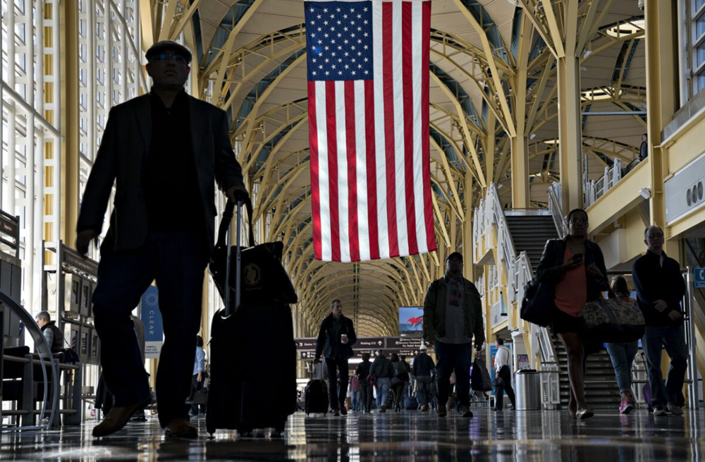 Mỹ dừng cấp thị thực nhập cư cho công dân của 75 quốc gia, chuyện gì đây?  - ảnh 1