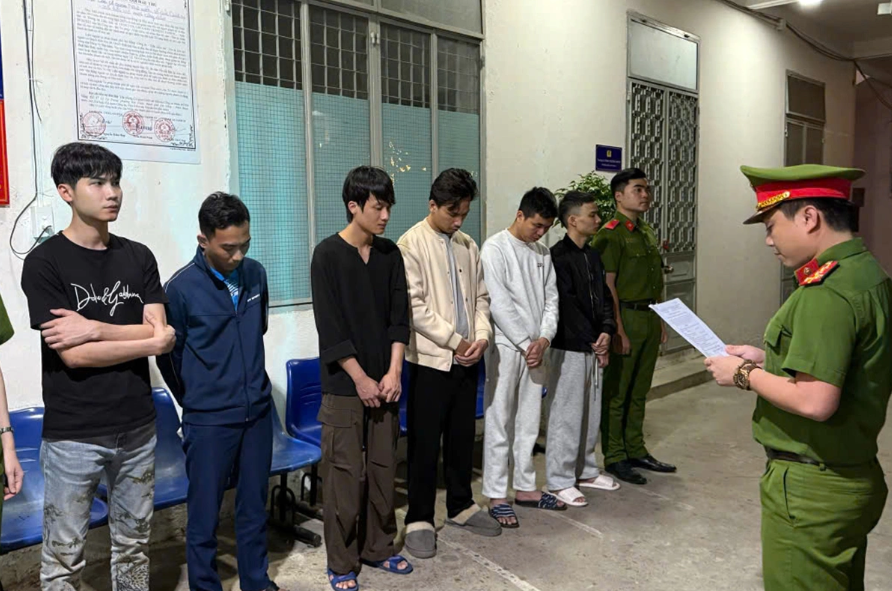 Khám xét khẩn cấp, tịch thu hơn 5,2 tỷ đồng tiền mặt, 6 sổ đỏ cùng nhiều USB: Bắt nóng 7 đối tượng - ảnh 1