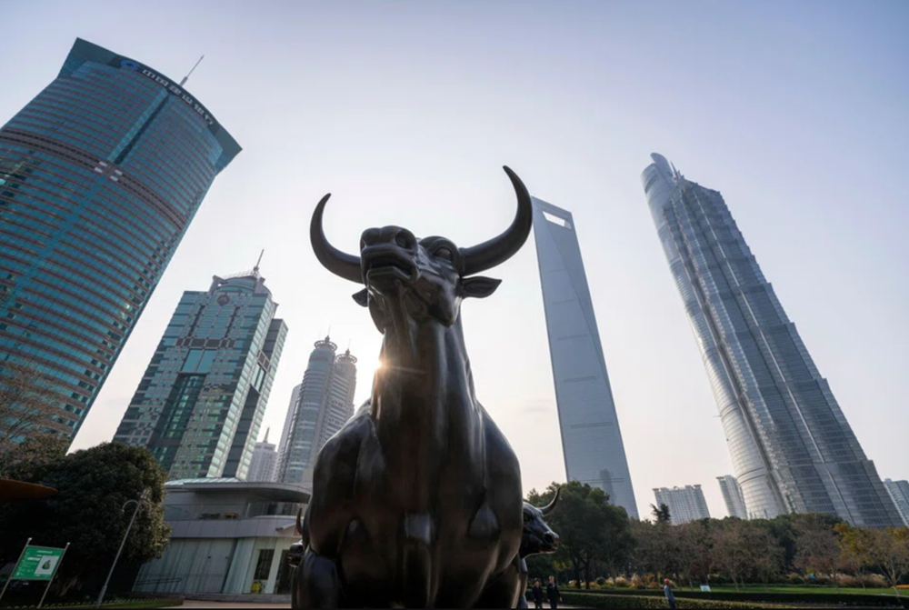 'Núi tiền mặt' 7.000 tỷ USD đang chảy vào vàng và cổ phiếu - ảnh 1