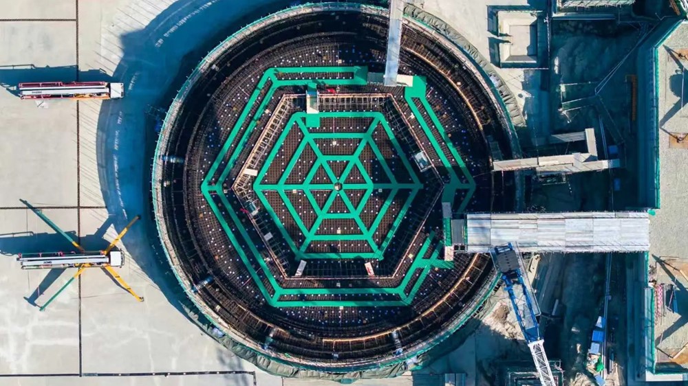 Láng giềng Việt Nam khởi công nhà máy hạt nhân lai đầu tiên trên thế giới: Sản xuất hơn 11 tỷ kWh điện sạch, tiết kiệm 7,26 triệu tấn than và giảm phát thải gần 20 triệu tấn CO2/năm - ảnh 1