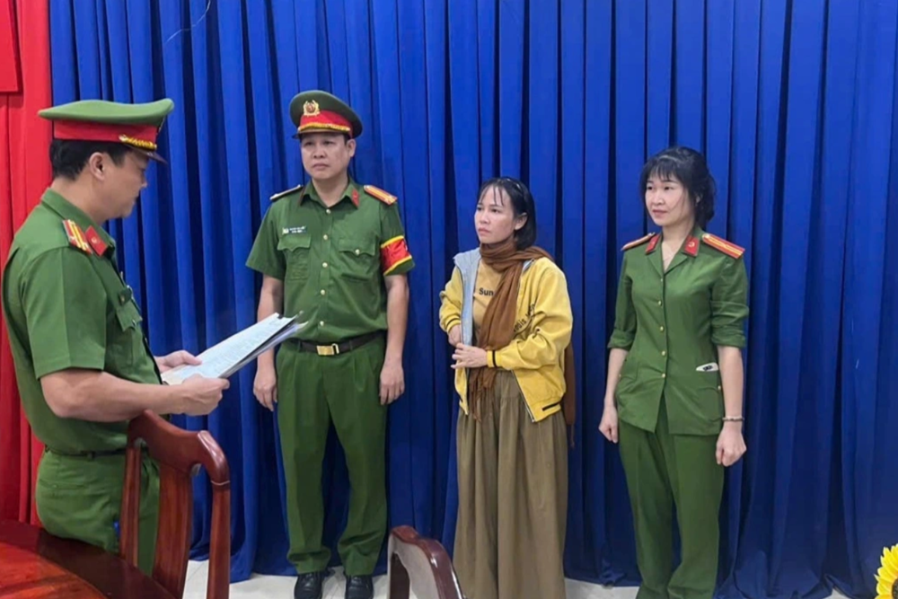 Khởi tố, bắt người phụ nữ buôn bán quần áo SN 1982 - ảnh 1