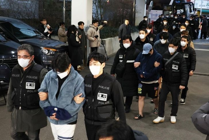 Bắt 73 nghi phạm vừa hồi hương từ Campuchia, Hàn Quốc phanh phui đường dây lừa đảo 33 triệu USD - ảnh 1